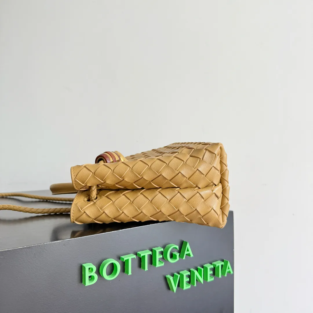 The new Andiamo batch of 3060 BV is shipped‼ ️The classic intercciato weaving process is used to create a soft bag, the metal knot is made of micro-cast aluminum using jewelry technology🪢, and the decorative beads are made of metal and hand-polished oak, allowing you to jump repeatedly between elegance and fun💃, making it unpredictable. Classic and versatile, it shows off your temperament, and the bag has a large capacity, making it very convenient for daily commuting! It has a variety of carrying methods, the shoulder straps can be adjusted by yourself, the original lambskin feels soft and delicate, and the unisex style breaks gender boundaries and brings a more practical and long-lasting use experience. The Andiamo, which has both elegant and casual styles, perfectly interprets the "fashionable old money style". Style number: 743568+wood hardware Color: nut color Size: 25*22*10.5cm